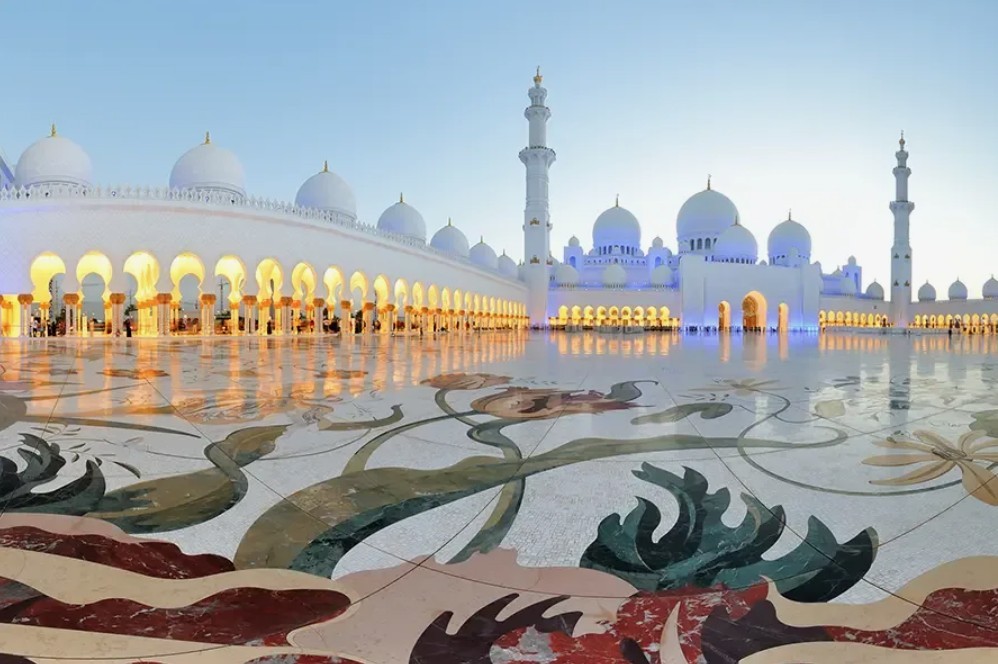 Мечеть шейха Зайда — обязательный пункт экскурсий в ОАЭ