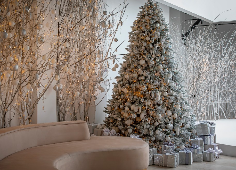 ТОП-7 идей оформления высотной интерьерной елки в стиле luxury